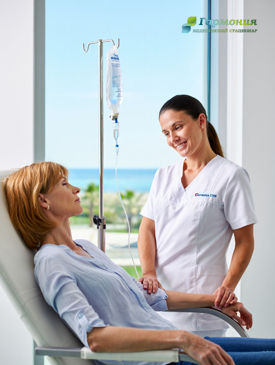 Врач и пациент с капельницей на фоне берега Кентау